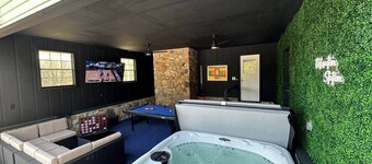 Sleeps 8/hot tub, fire pit, billiard and huge yard