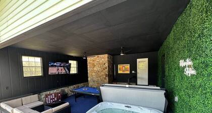 Sleeps 8/hot tub, fire pit, billiard and huge yard