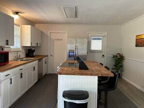 Private kitchen - Sleeps 8/hot tub, fire pit, billiard and huge yard (Sevier County)