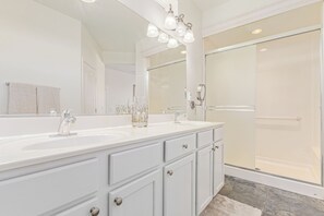 Shower, hair dryer, bidet, towels - 55+ Resort Living 2 Bed 2 Bath (Eloy)