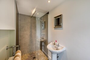 Hair dryer, towels - 4 Bed in Chilsworthy (oc-b28091) (Holsworthy Hamlets)