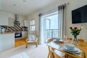 Oven, cookware/dishes/utensils - 2 Bed in Penally Near Tenby (oc-g28130) (Penally)
