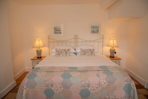 Iron/ironing board, travel cot, free WiFi, bed sheets - 2 Bed in St. Gennys (oc-s28164) (Crackington Haven)