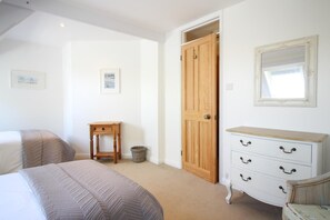 Iron/ironing board, travel cot, free WiFi, bed sheets - 2 Bed in St. Gennys (oc-f28163) (Crackington Haven)