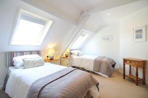 Iron/ironing board, travel crib, free WiFi, bed sheets - 2 Bed in St. Gennys (oc-f28163) (Crackington Haven)