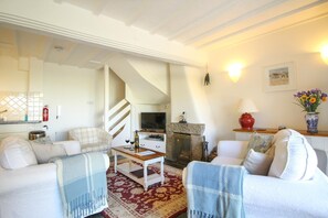 TV, fireplace - 2 Bed in St. Gennys (oc-f28163) (Crackington Haven)