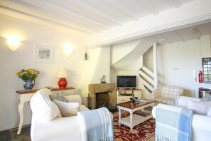 TV, fireplace - 3 Bed in St. Gennys (oc-l28162) (Crackington Haven)