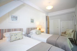 3 chambres, fer et planche à repasser, lit de bébé portatif