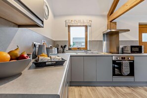 Dishwasher, high chair, cookware/dishes/utensils - 1 Bed in Morwenstow (oc-j28166) (Woodford)