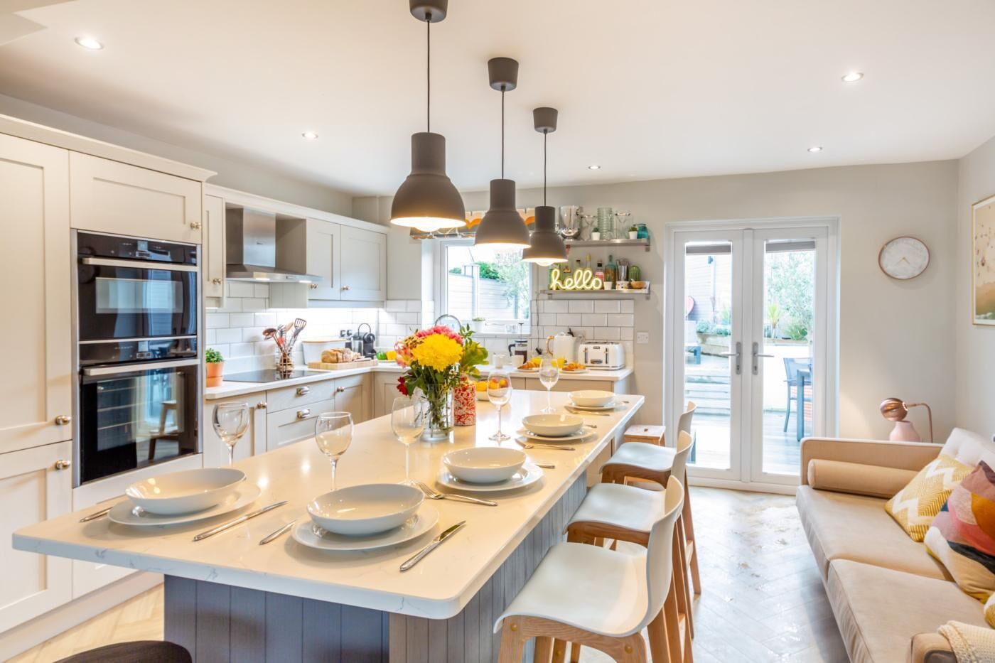 Micro-ondas, fogão, lava-louças, cadeirão de bebê