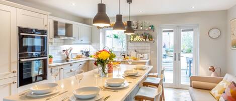 Een magnetron, een oven, een vaatwasser, een kinderstoel