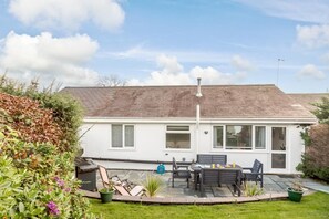 Outdoor dining - 3 Bed in Abersoch (oc-t28231) (Abersoch)