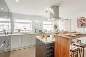Oven, dishwasher, cookware/dishes/utensils - 3 Bed in Abersoch (oc-t28231) (Abersoch)