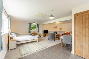 A bedroom with a bed, bedside table, and a window with curtains. - 1 Bed in Kilkhampton (oc-s28185) (Kilkhampton)