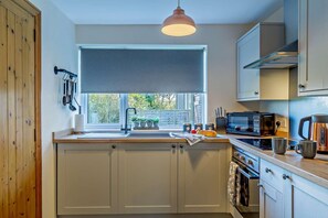 Microwave, oven, high chair, cookware/dishes/utensils - 1 Bed in Kilkhampton (oc-s28185) (Kilkhampton)