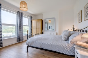 2 bedrooms, travel crib, WiFi (free), bed sheets