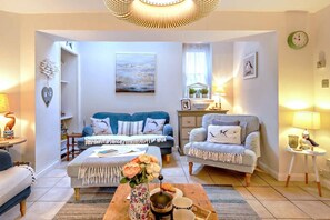 Fireplace - 3 Bed in Appledore (oc-t28375) (Appledore)