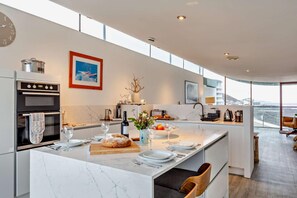 Dishwasher, cookware/dishes/utensils