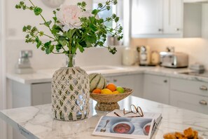 Oven, dishwasher, high chair, cookware/dishes/utensils - 5 Bed in Downderry (oc-d28869) (Downderry)