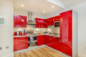 Oven, dishwasher, cookware/dishes/utensils - 2 Bed in Fowey (oc-s25324) (Fowey)