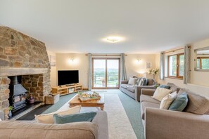 TV, fireplace - 4 Bed in East Chilla (oc-f28941) (Black Torrington)