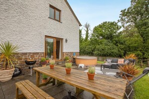 Outdoor dining - 4 Bed in East Chilla (oc-f28941) (Black Torrington)