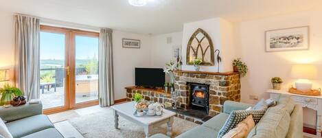 TV, fireplace