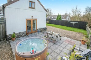 Outdoor dining - 3 Bed in East Chilla (oc-t28939) (Black Torrington)
