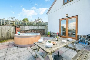 Outdoor dining - 3 Bed in East Chilla (oc-t28939) (Black Torrington)