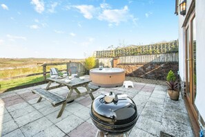 Outdoor dining - 3 Bed in East Chilla (oc-t28939) (Black Torrington)