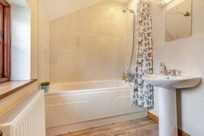 Towels - 2 Bed in East Chilla (oc-l28940) (Black Torrington)