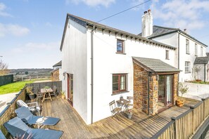 Outdoor dining - 2 Bed in East Chilla (oc-l28940) (Black Torrington)