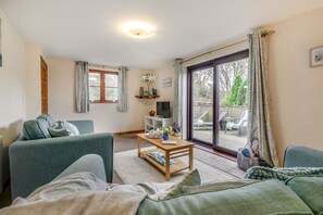 TV - 2 Bed in East Chilla (oc-l28940) (Black Torrington)