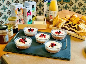 Casa de campo familiar, vistas al jardín | Desayuno | Se ofrece un desayuno a la carta (9.50 EUR por persona)