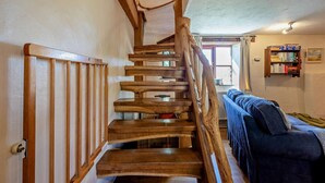 A wooden staircase with a handrail leading to a landing. - 3 Bed in Mortehoe (oc-s29000) (Woolacombe)