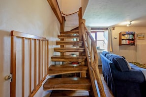 A wooden staircase with a handrail leading to a landing. - 3 Bed in Mortehoe (oc-s29000) (Woolacombe)