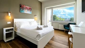 Een strijkplank/strijkijzer, reisbedje