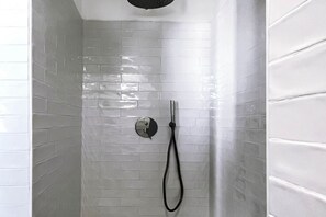 Douche, bidet, serviettes fournies, shampoing