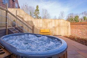 Outdoor spa tub - 2 Bed in Pershore (oc-t29050) (Pershore)