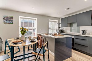 Microwave, oven, high chair, cookware/dishes/utensils - 2 Bed in Aberaeron (oc-t29116) (Aberaeron)