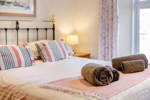 Iron/ironing board, free WiFi, bed sheets