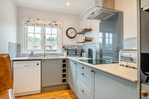 Microwave, oven, dishwasher, cookware/dishes/utensils - 2 Bed in Allerford (oc-r29129) (Allerford)