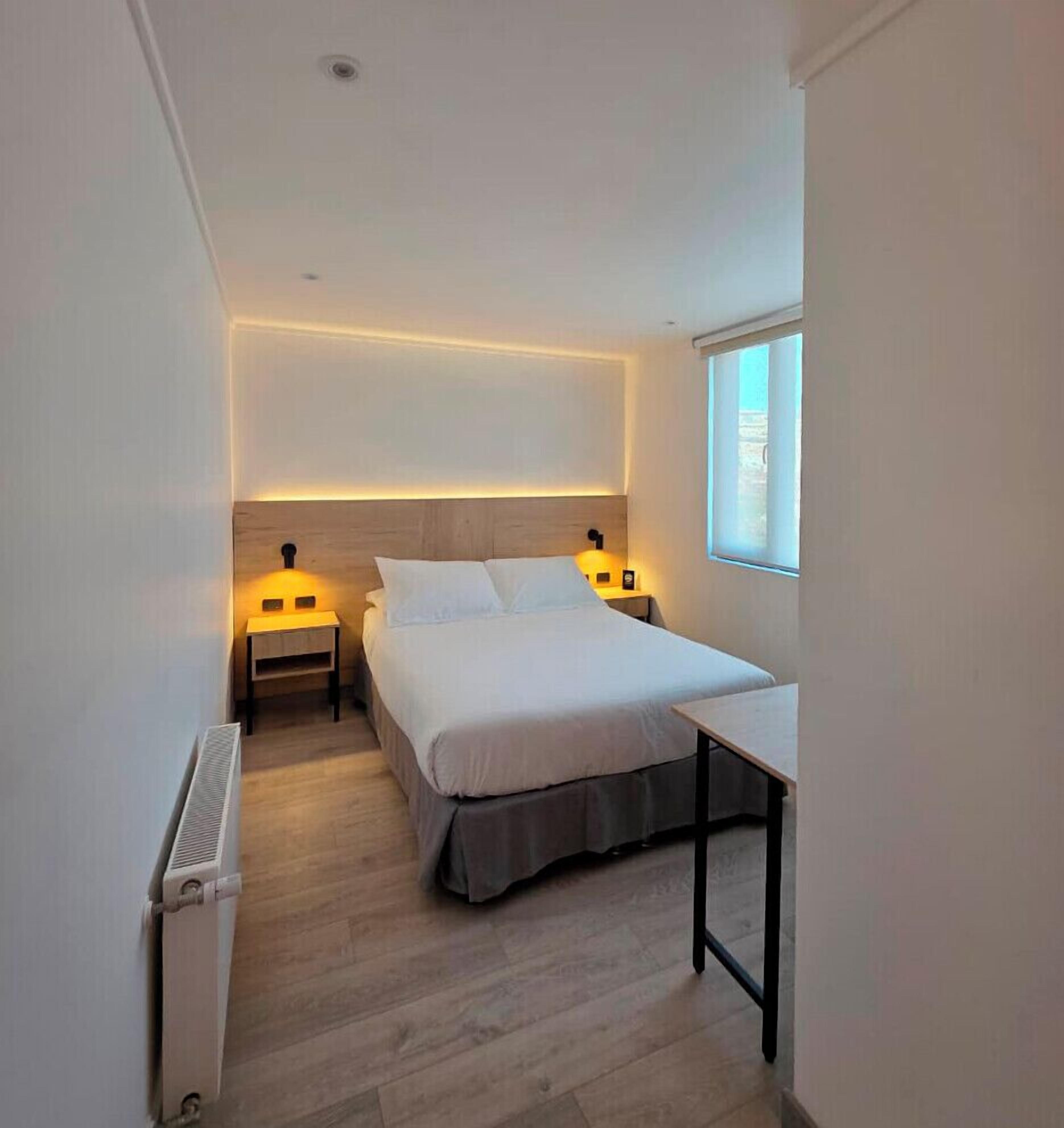 Rom – standard | Skrivebord, skrivebord for bærbar PC og wi-fi (inkludert)