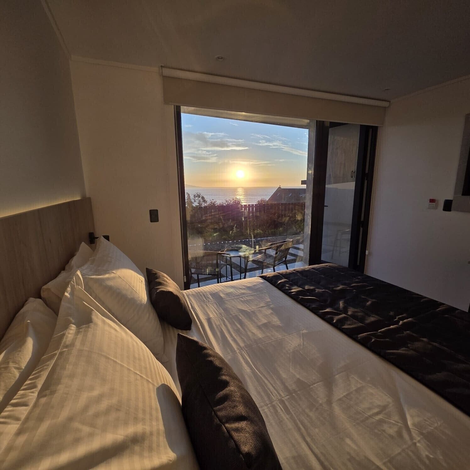 Dobbeltrom, sjøutsikt, hageområde | Skrivebord, skrivebord for bærbar PC og wi-fi (inkludert)