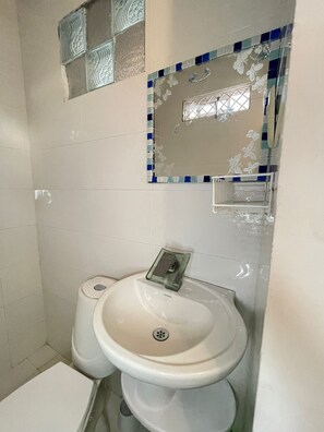 Basic-Einzelzimmer, Hügelblick | Badezimmer | Handtücher, Seife, Toilettenpapier