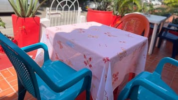 Tägliches inbegriffenes kontinentales Frühstück