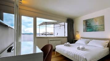 Bureau, fer et planche à repasser