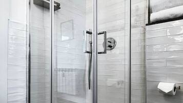 Dusche, kostenlose Toilettenartikel, Haartrockner, Bidet