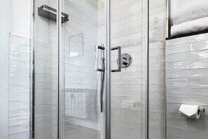 Dusche, kostenlose Toilettenartikel, Haartrockner, Bidet