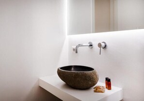 Ducha, secador de pelo, bidet, toallas